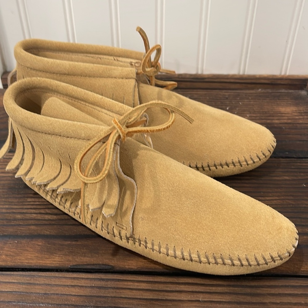Minnetonka Classic Fringe Women's leather moccasin size 6 1/2